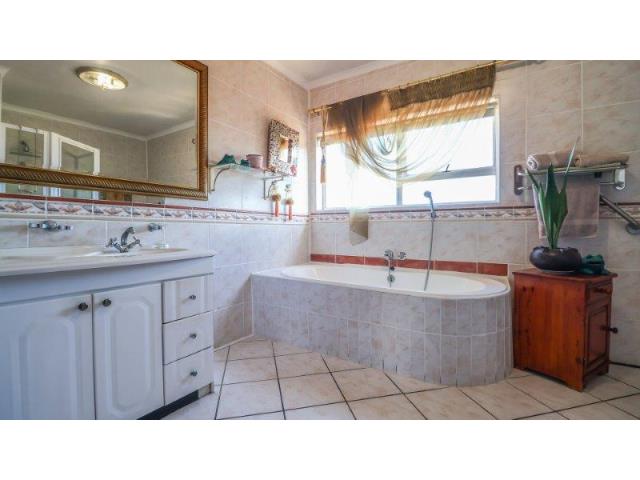 5 Bedroom Property for Sale in Stilbaai Wes Western Cape